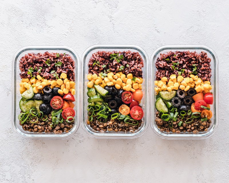 Lunchtime habits can make or break your weight loss progress. Check out these easy lunch tips for your lunch hour to help you reach your wellness goals.