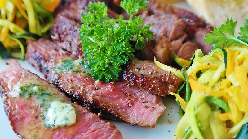 Healthy Dinner Recipes with Beef for Weight Loss Close Up of a Sliced Beef Dinner with Salad and Parsley
